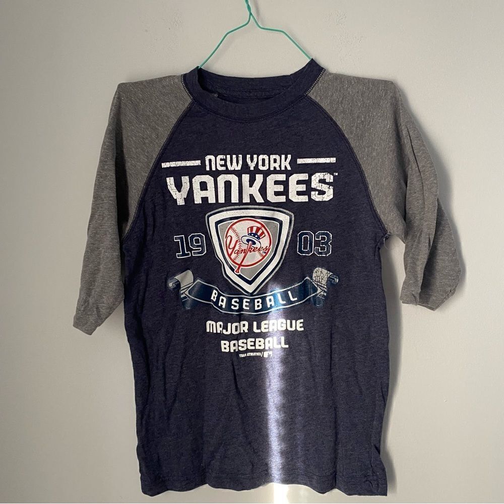 Genuine Merchandise Boys’s New York Yankees 3/4 Sleeve Crew Neck Top